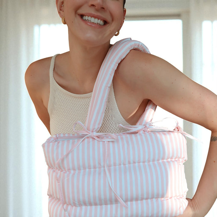 Trendy striped puffer bag for women’s outfits