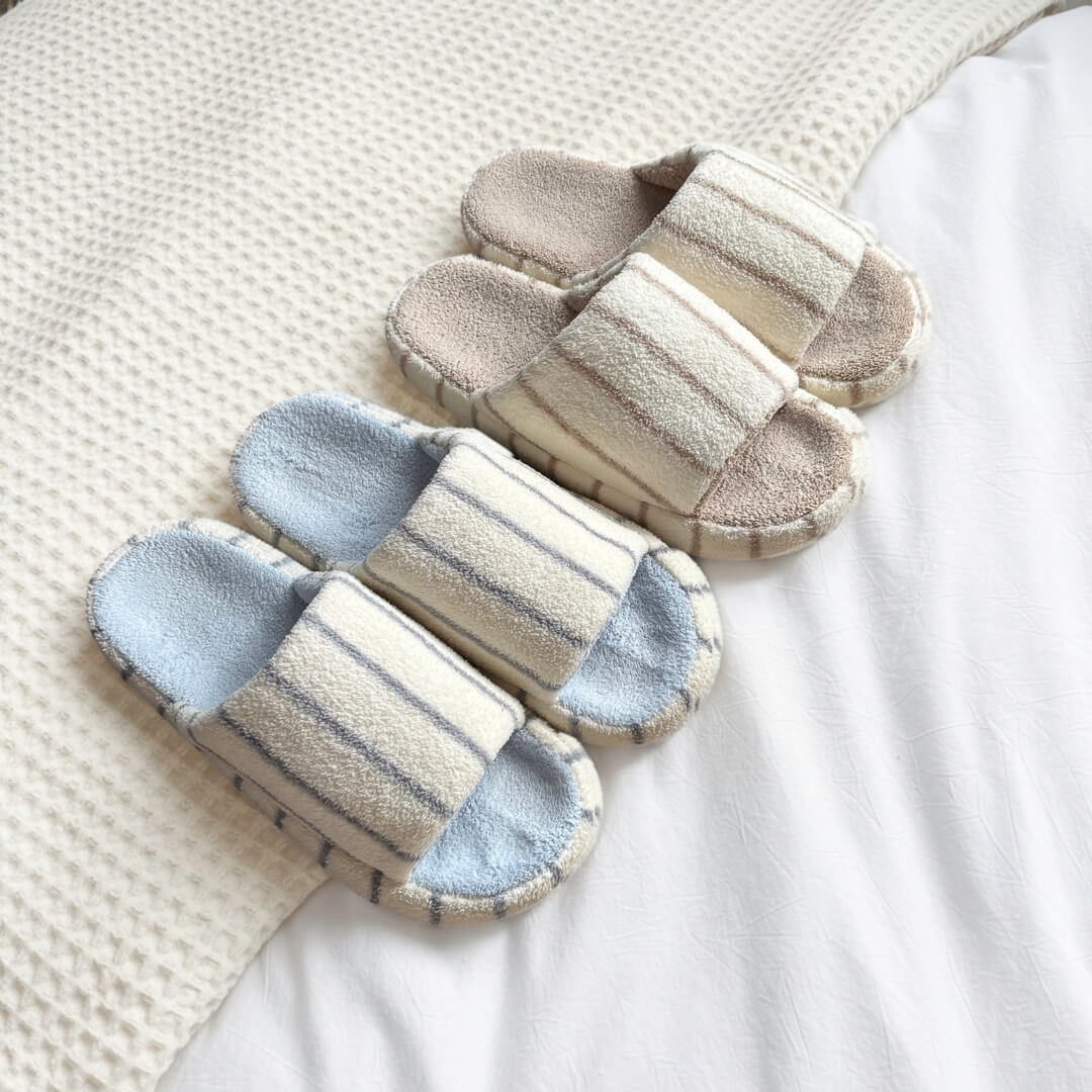 Fluffy open-toe slippers with stripe pattern in two neutral colors