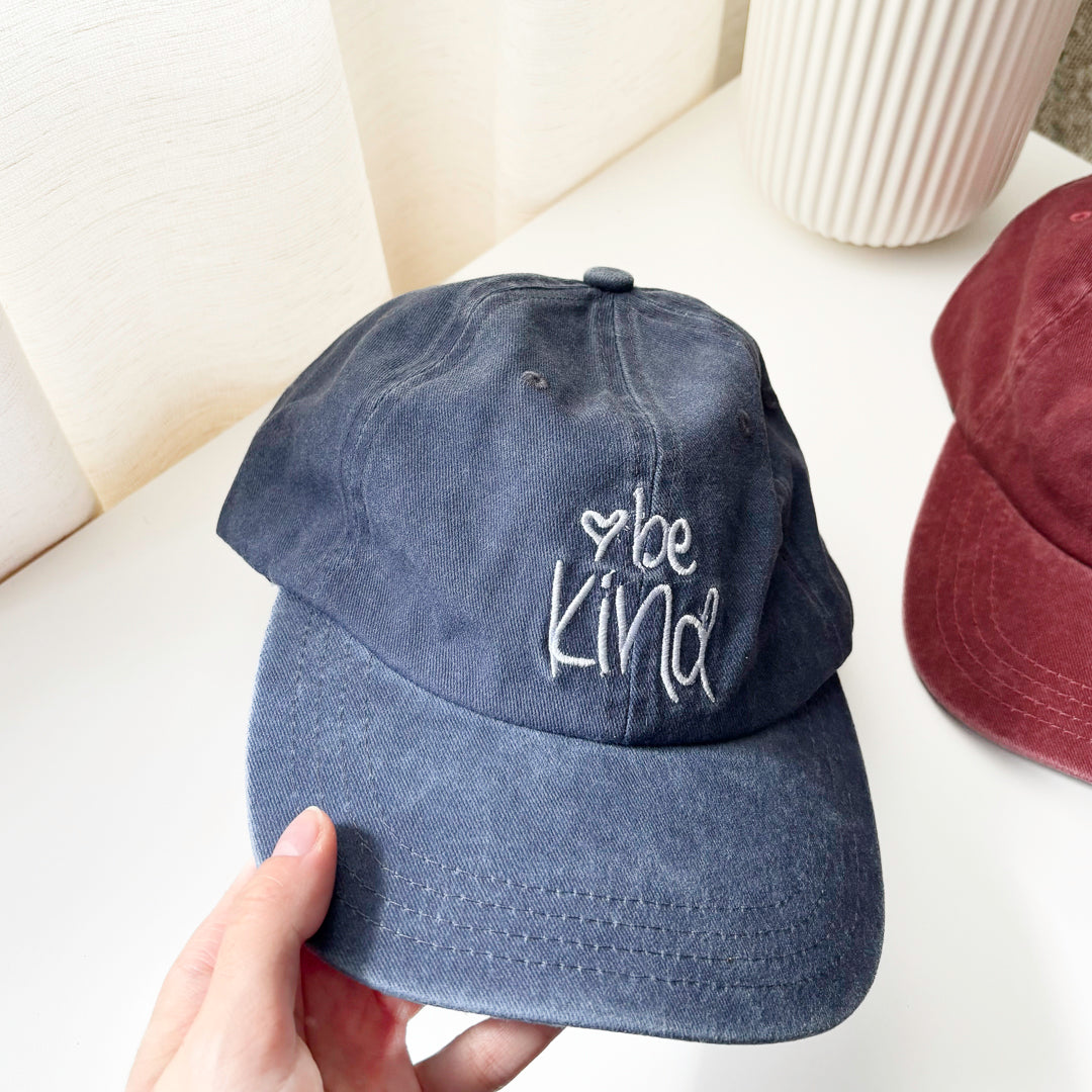 Relaxed fit cap with curved brim and soft washed material