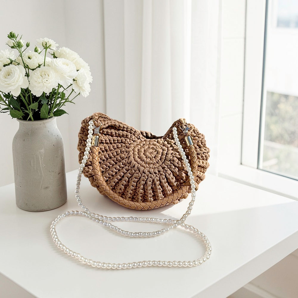 Woven shell shaped purse with pearl detail