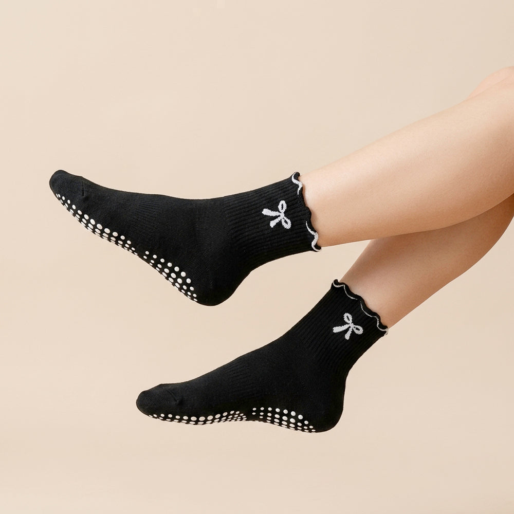 Non-slip crew socks with scalloped trim and bow design
