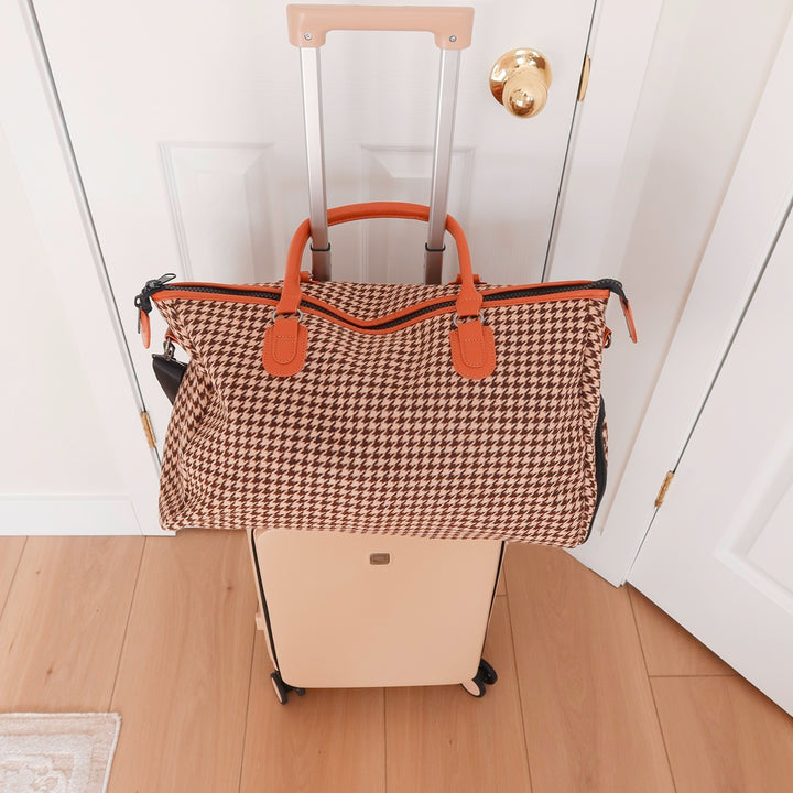 Patterned houndstooth duffle bag with zip closure