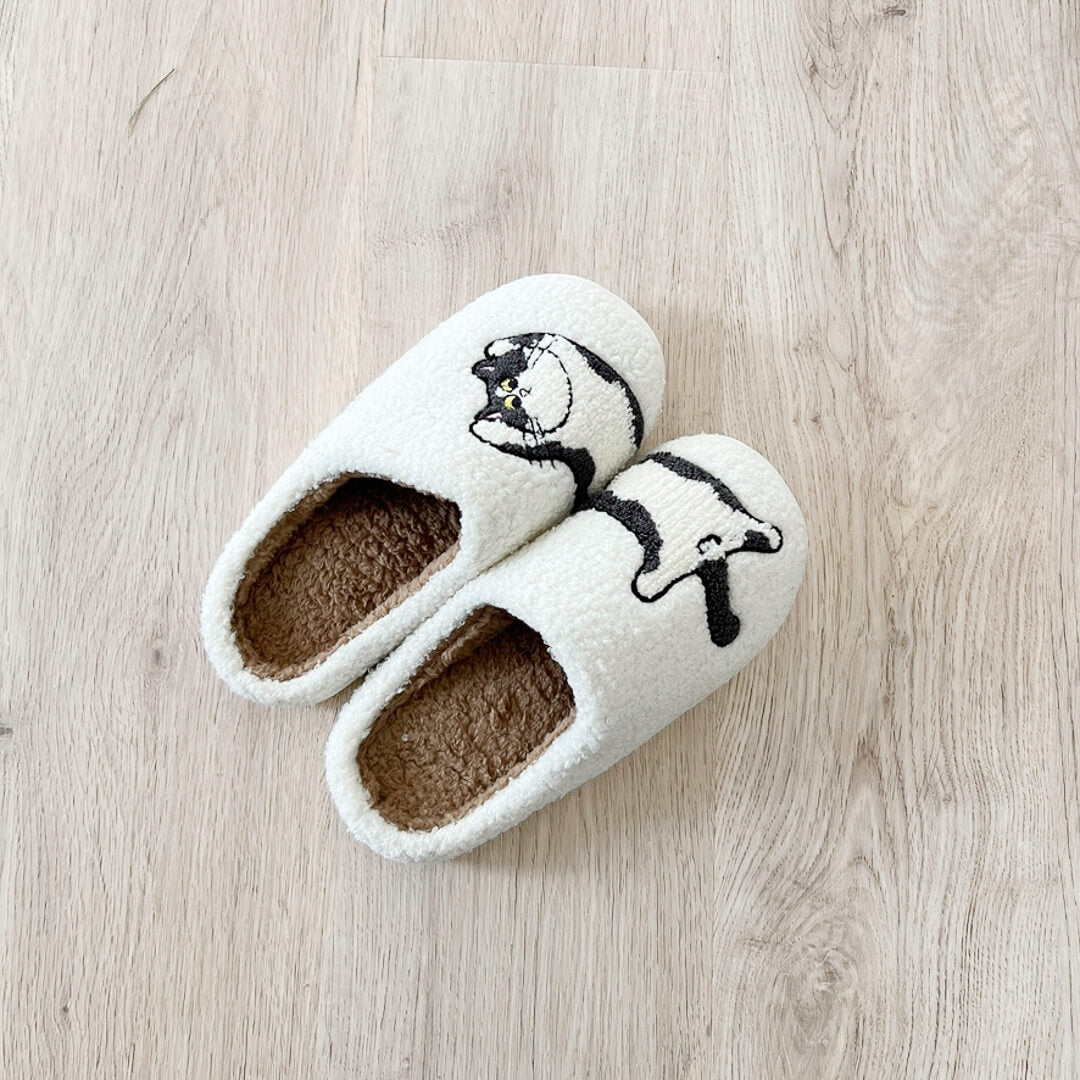 Soft plush slippers for women with cat pattern