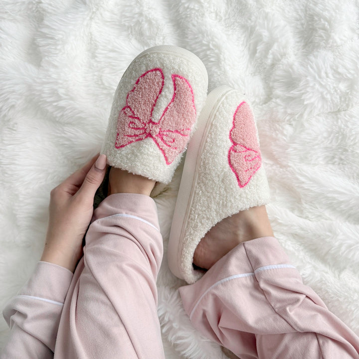 Women’s plush slippers with bow pattern