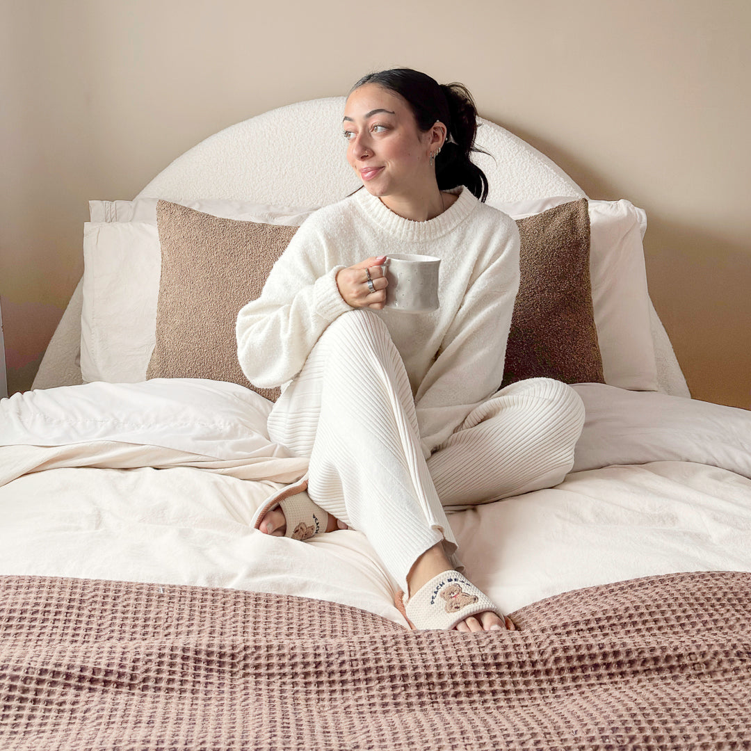 Open-toe slippers with brown bear embroidery