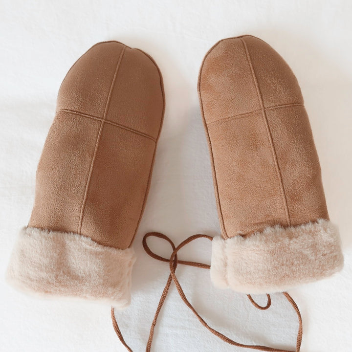 Brown women’s mittens with fur trim and secure fit