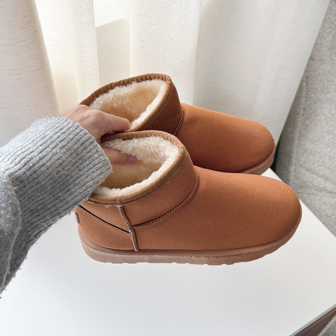 Minimalist winter boots with soft inner lining