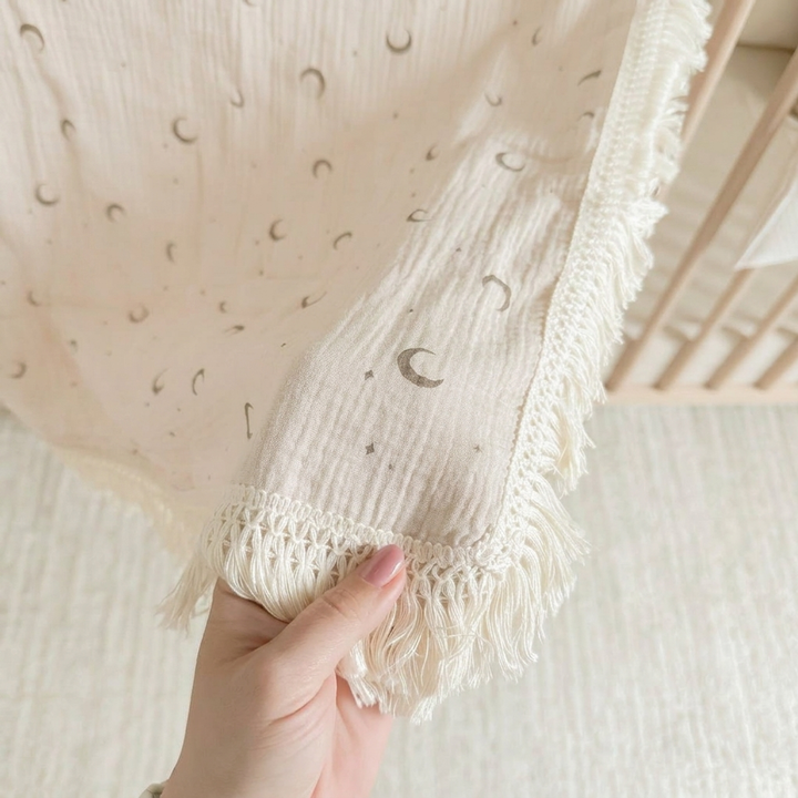 Cotton baby blanket with vintage floral print