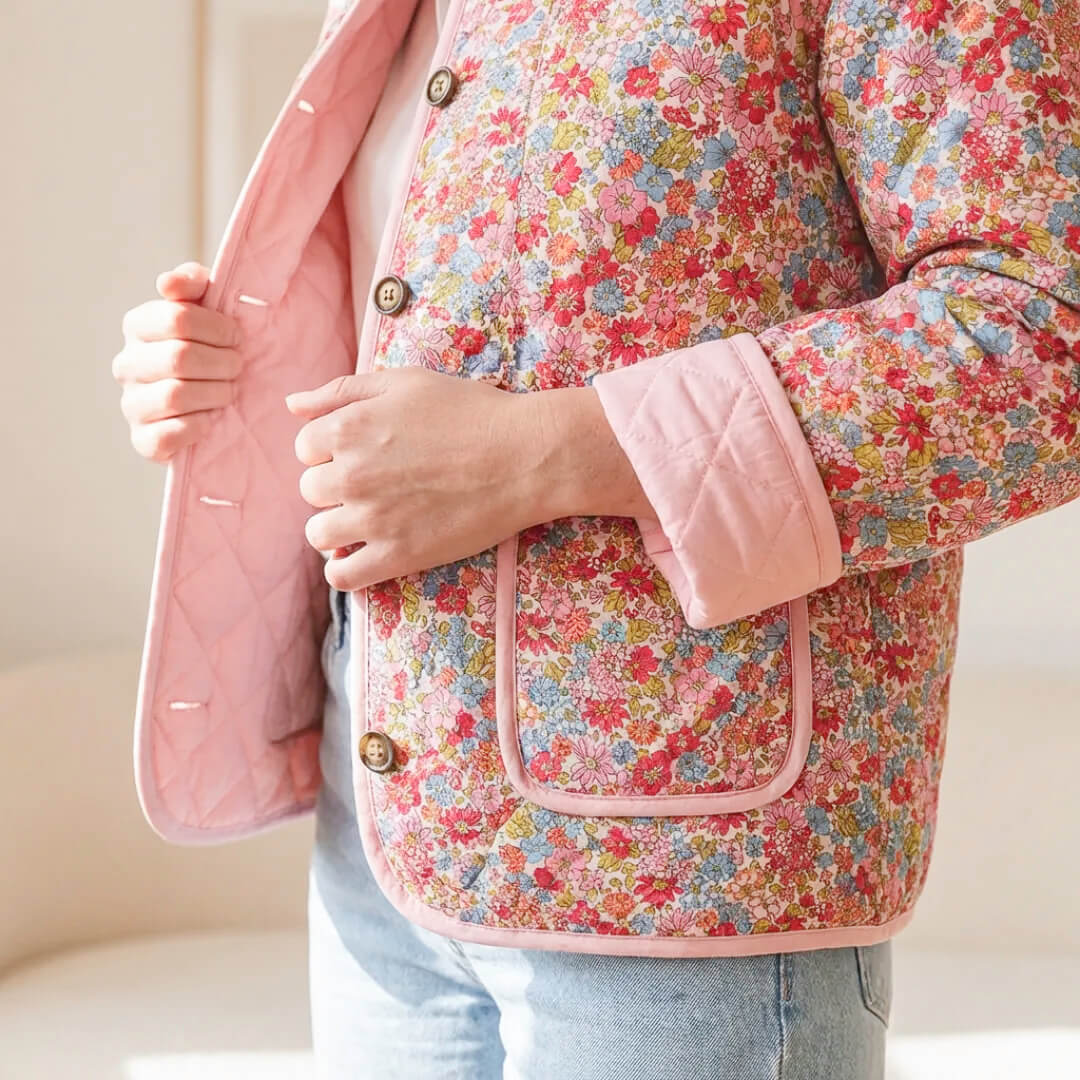 Cozy floral jacket with pockets and button closure