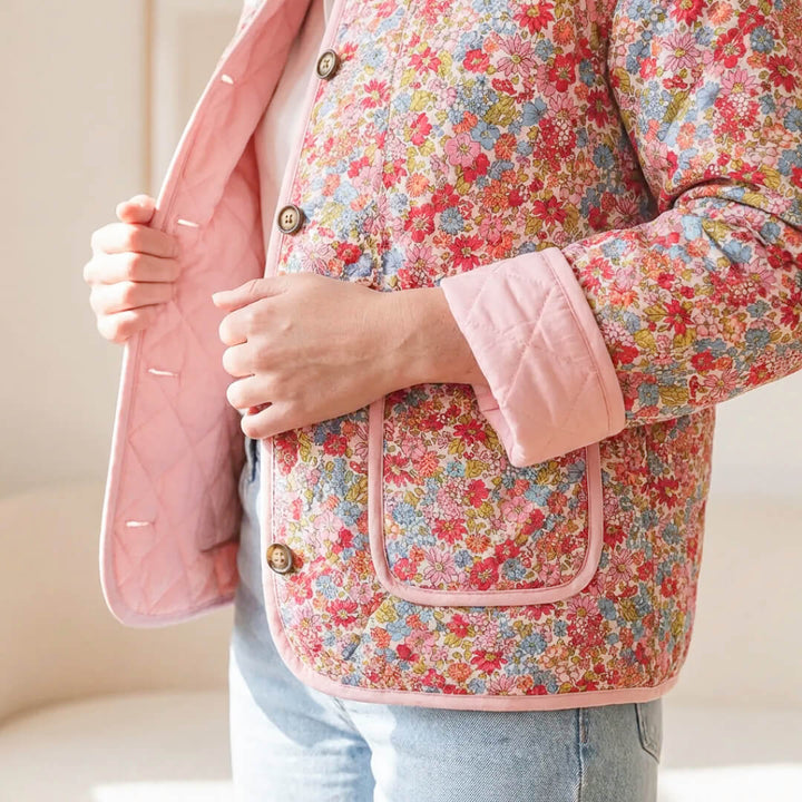 Cozy floral jacket with pockets and button closure