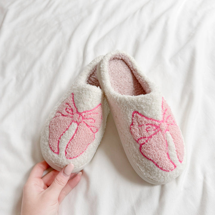 Women’s plush slippers with adorable bow pattern