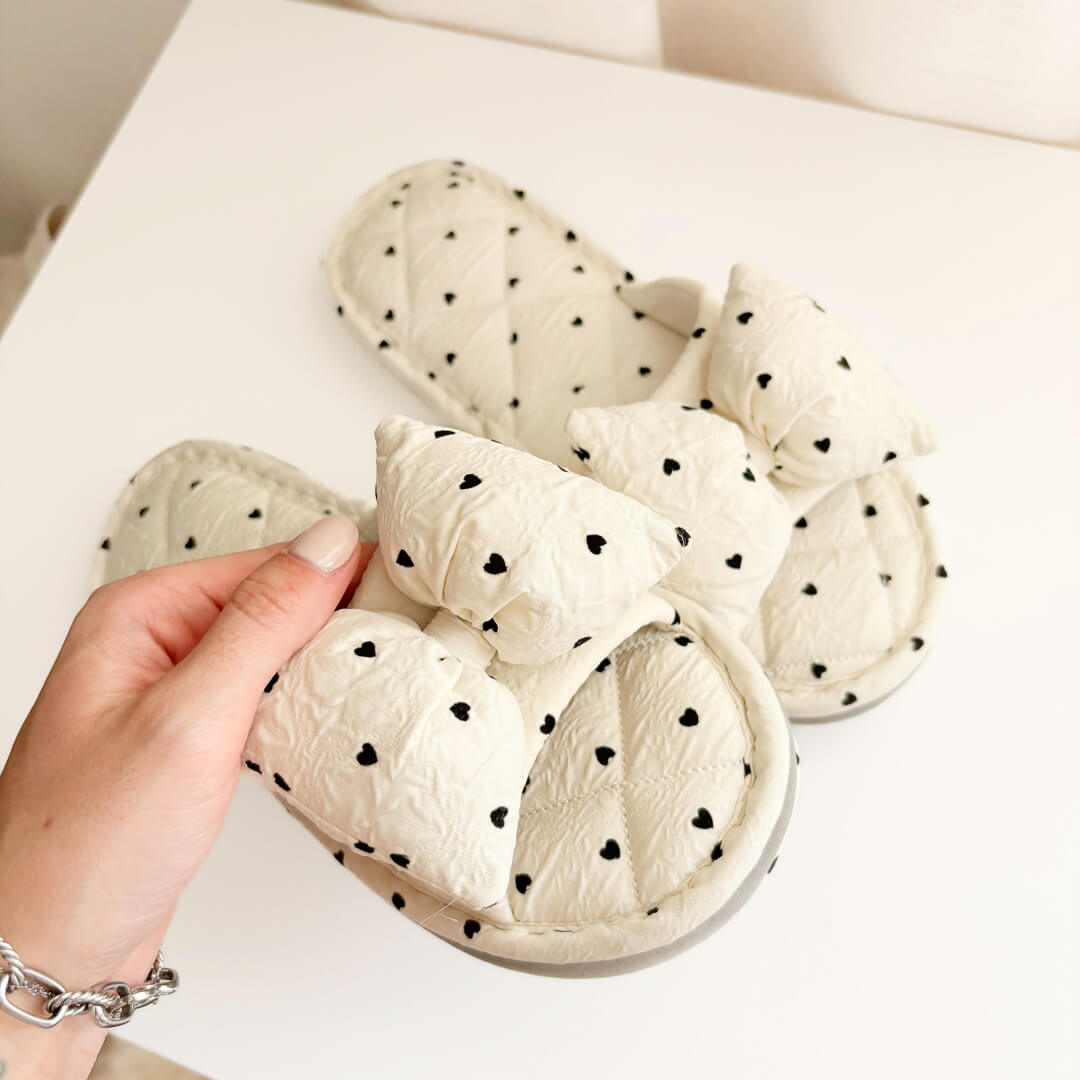 Cute heart print slippers in white