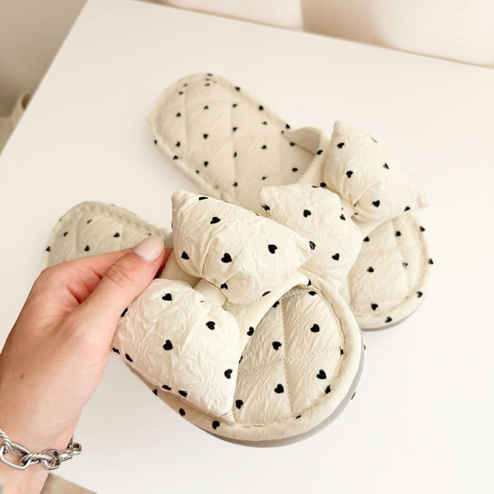 Cute heart print slippers in white
