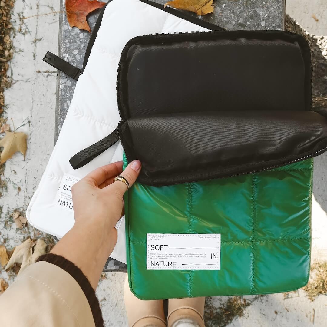 Lightweight protective case for laptops and tablets in puffer design