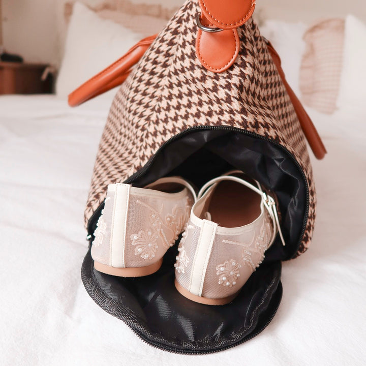 Large houndstooth travel bag with adjustable strap