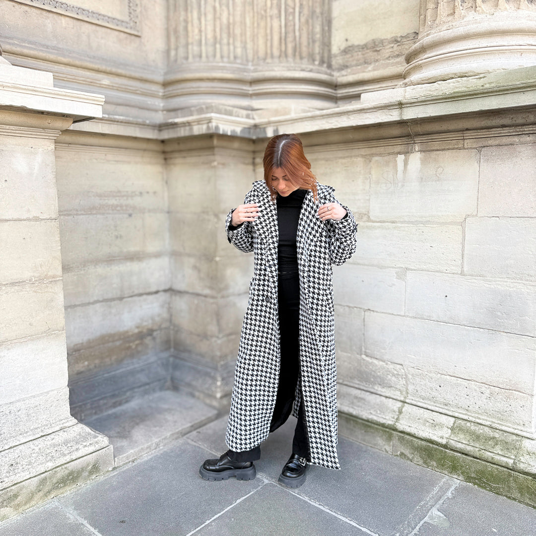 houndstoothDouble-breasted houndstooth trench coat with side pockets