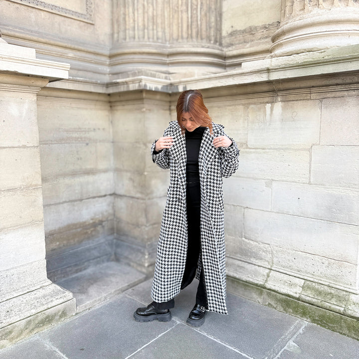 houndstoothDouble-breasted houndstooth trench coat with side pockets