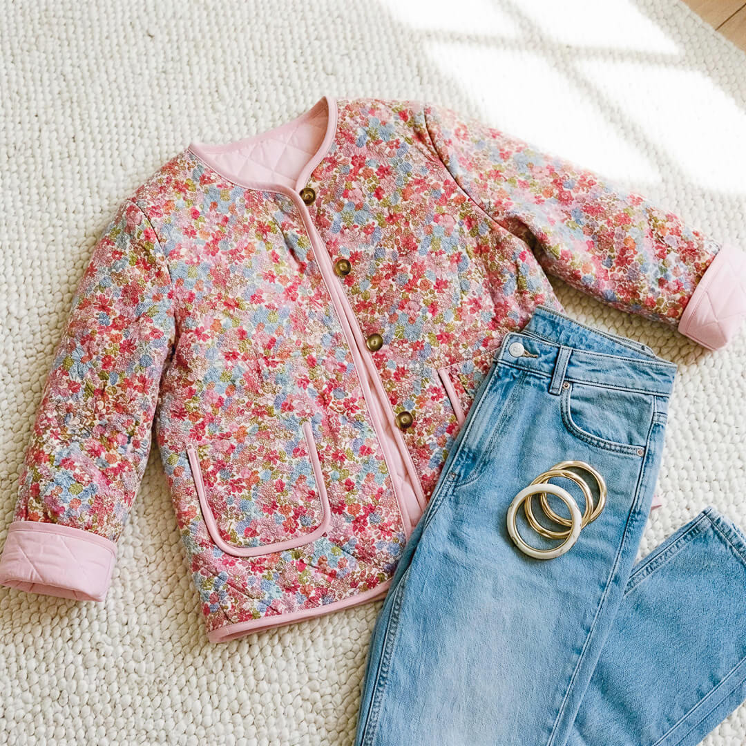 Casual floral jacket with long sleeves and front pockets