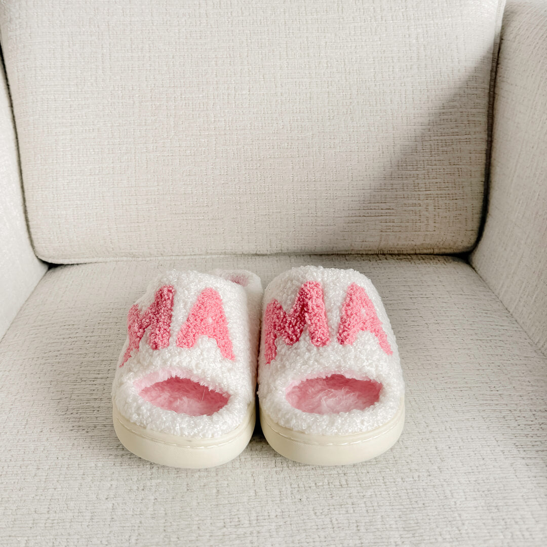 Open-toe MAMA slippers in white sherpa with pink letters
