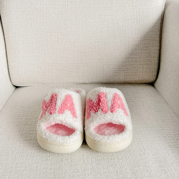 Open-toe MAMA slippers in white sherpa with pink letters