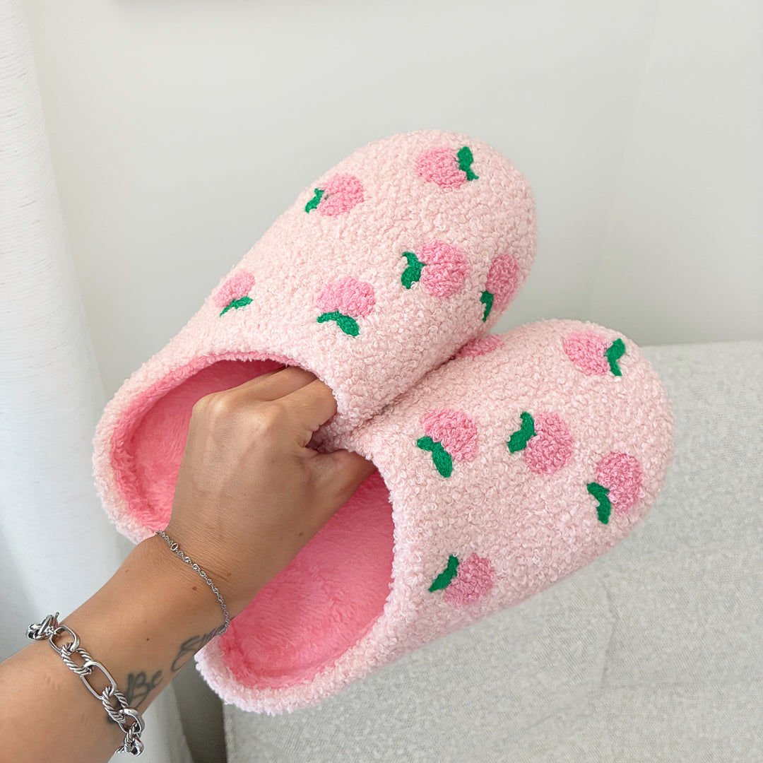 Women’s plush slippers with allover peach design
