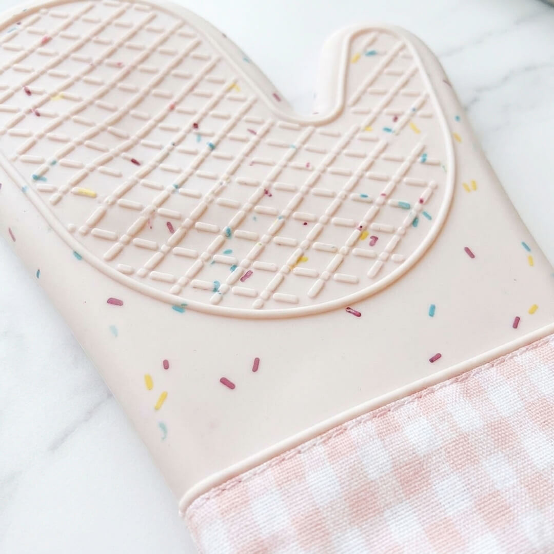 Non-slip silicone oven mitts with textured grip pattern
