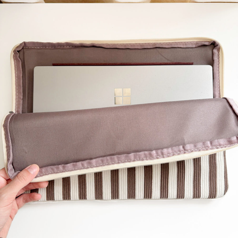 Padded laptop case with protective cushioned lining