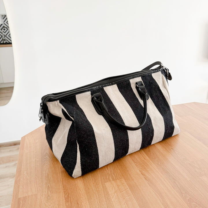 Lightweight duffle bag with detachable shoulder strap