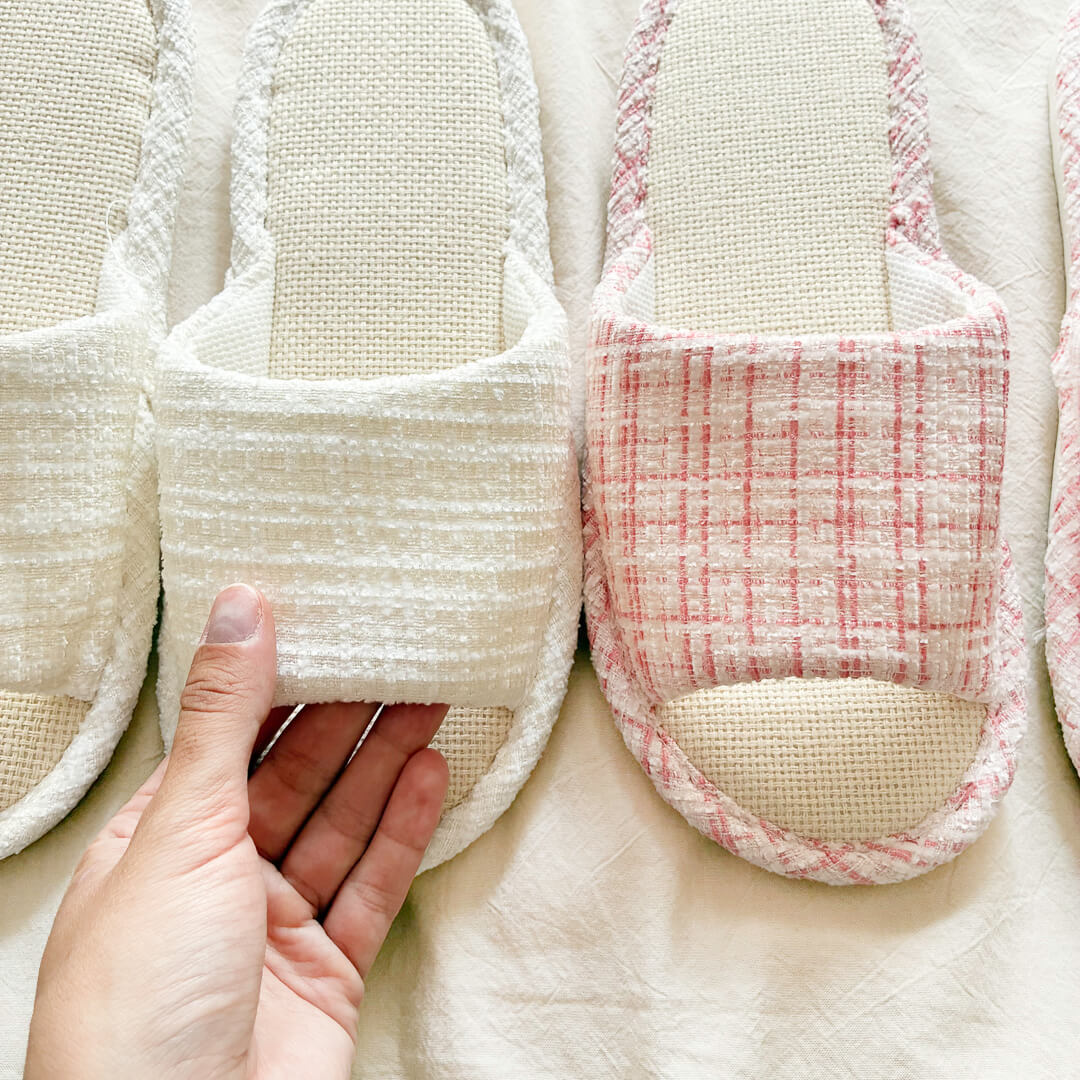 Women’s indoor slippers in white and pink linen
