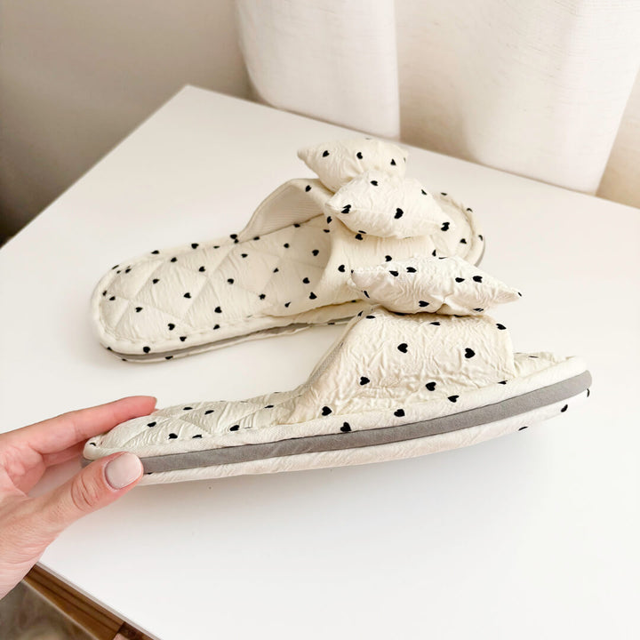 Women’s cozy slippers with quilted texture